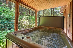 Outdoor spa tub