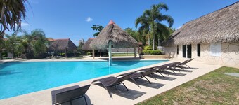 Cozy family friendly home 2km from the beach.