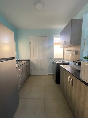 Een koelkast, een microgolfoven, een oven, een kookplaat