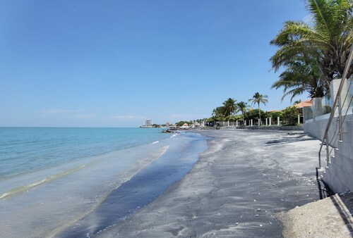 Cozy family friendly home 2km from the beach. 