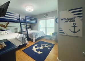 3 habitaciones, tabla de planchar con plancha y cuna de viaje 