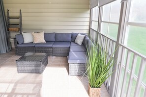 Smart-TV, Kamin, Bücher