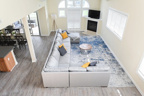 Smart TV, fireplace, books - Spacious townhouse 4 miles from the beach (Selbyville)