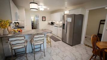 冰箱、微波炉、烤箱、炉灶