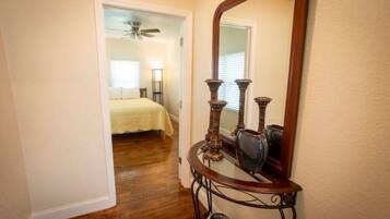 3 slaapkamers, een strijkplank/strijkijzer, reisbedje, gratis wifi