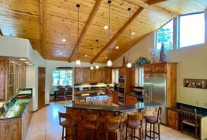 Fridge, microwave, oven, stovetop - 6 Bedrooms, 9 Beds, almost 6000 SQFT - 2 Game Rooms -Putting Green - By The Lake (Big Bear Lake)