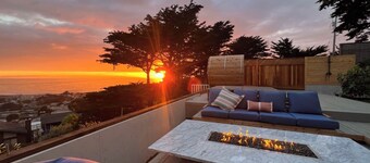 Oceanview Coastal Retreat with Barrel Cedar Sauna, Hot Tub & Fire Pit