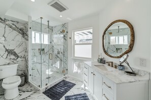 Dusche, Haartrockner, Handtücher, Seife