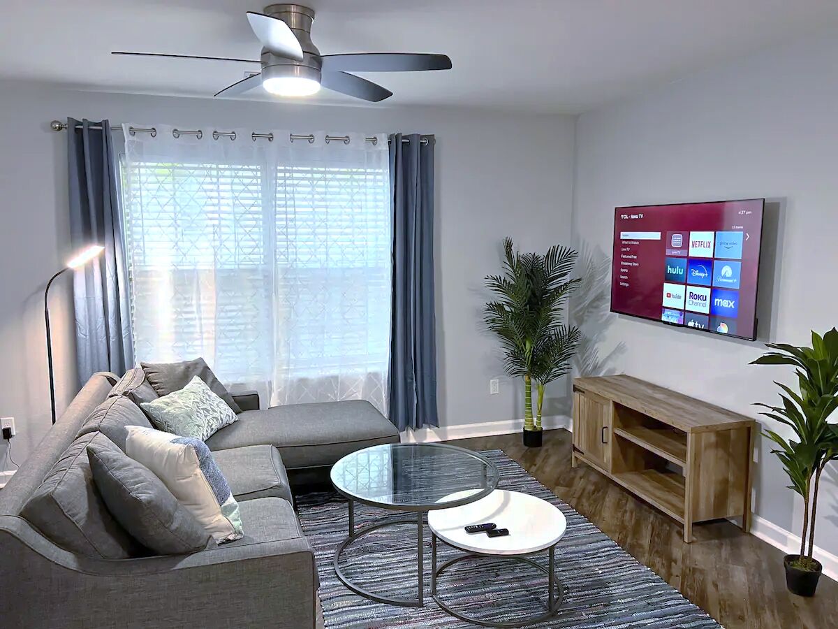 Central 4 bedroom 3 bathroom townhome! 5 mins to FSU, 10 mins to the hospital.