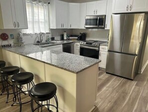 Refrigerador, microondas, horno y parrilla de estufa 