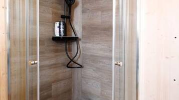 Douche, sĂšche-cheveux, savon, papier toilette