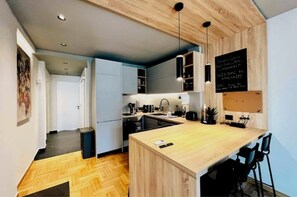 Frigorifero, forno, piano cottura, lavastoviglie