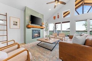 Smart TV, fireplace, foosball, table tennis - 5 Bd | 7 Bth | Private Indoor Pool | Hot Tub | Ping Pong | Foosball | Firepit (Kimberling City)