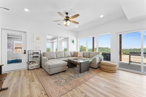 TV connectée, cheminée, baby-foot, table de tennis de table