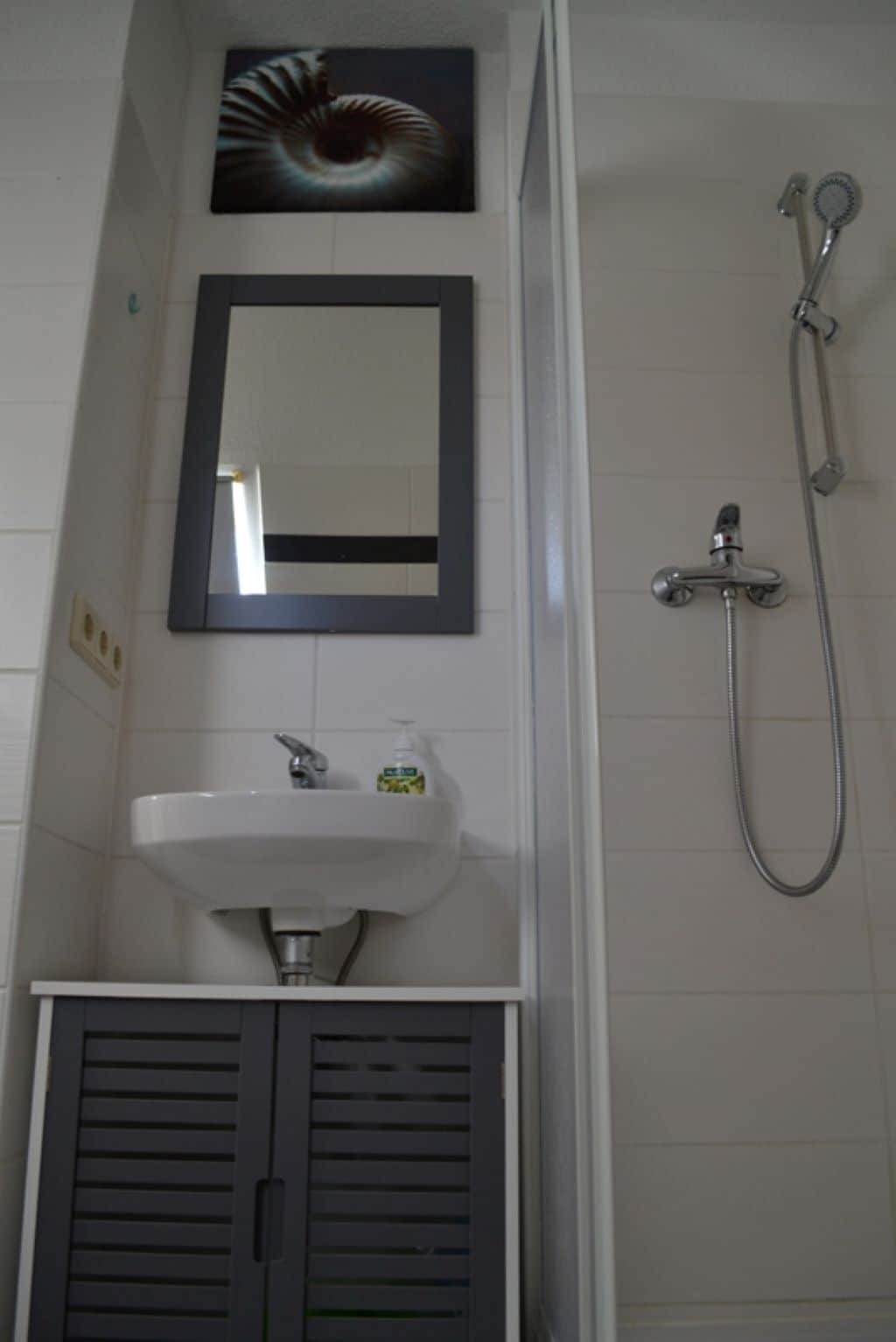 Douche, serviettes fournies, papier toilette