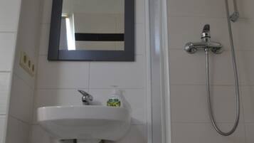 Douche, serviettes fournies, papier toilette