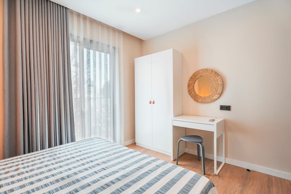Une chambre à coucher avec un lit, un bureau et une armoire.