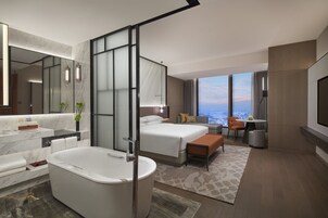 Club Room, 1 King Bed (Club Access) | Premium bedding, down comforters, minibar, in-room safe