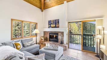Smart TV, fireplace