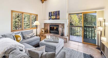 Ski In/out with HOT TUB! PENTHOUSE, Walk to Ski School & Restaurants! BC Village
