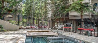 Ski In/out with HOT TUB! PENTHOUSE, Walk to Ski School & Restaurants! BC Village