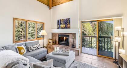 Charlie's Slopeside: Ski-In/Out Penthouse, Creekside, Sleeps 7, Hot Tub, Walk to Ski School