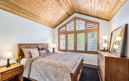 Charlie Rentz: Ski-In/Out Penthouse, Creekside, Sleeps 7, Hot Tub, Walk to Ski School