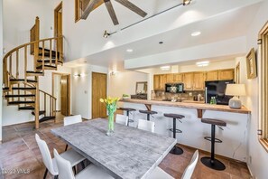 Dining - Ski In/out with HOT TUB! PENTHOUSE, Walk to Ski School & Restaurants! BC Village (Beaver Creek)