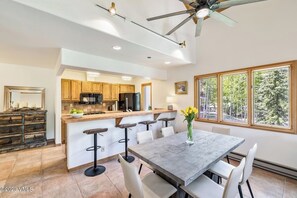 Dining - Ski In/out with HOT TUB! PENTHOUSE, Walk to Ski School & Restaurants! BC Village (Beaver Creek)