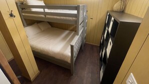 2 bedrooms, iron/ironing board, WiFi (free), bed sheets - Charlie's Slopeside: Ski-In/Out Penthouse, Creekside, Sleeps 7, Hot Tub, Walk to Ski School (Beaver Creek)