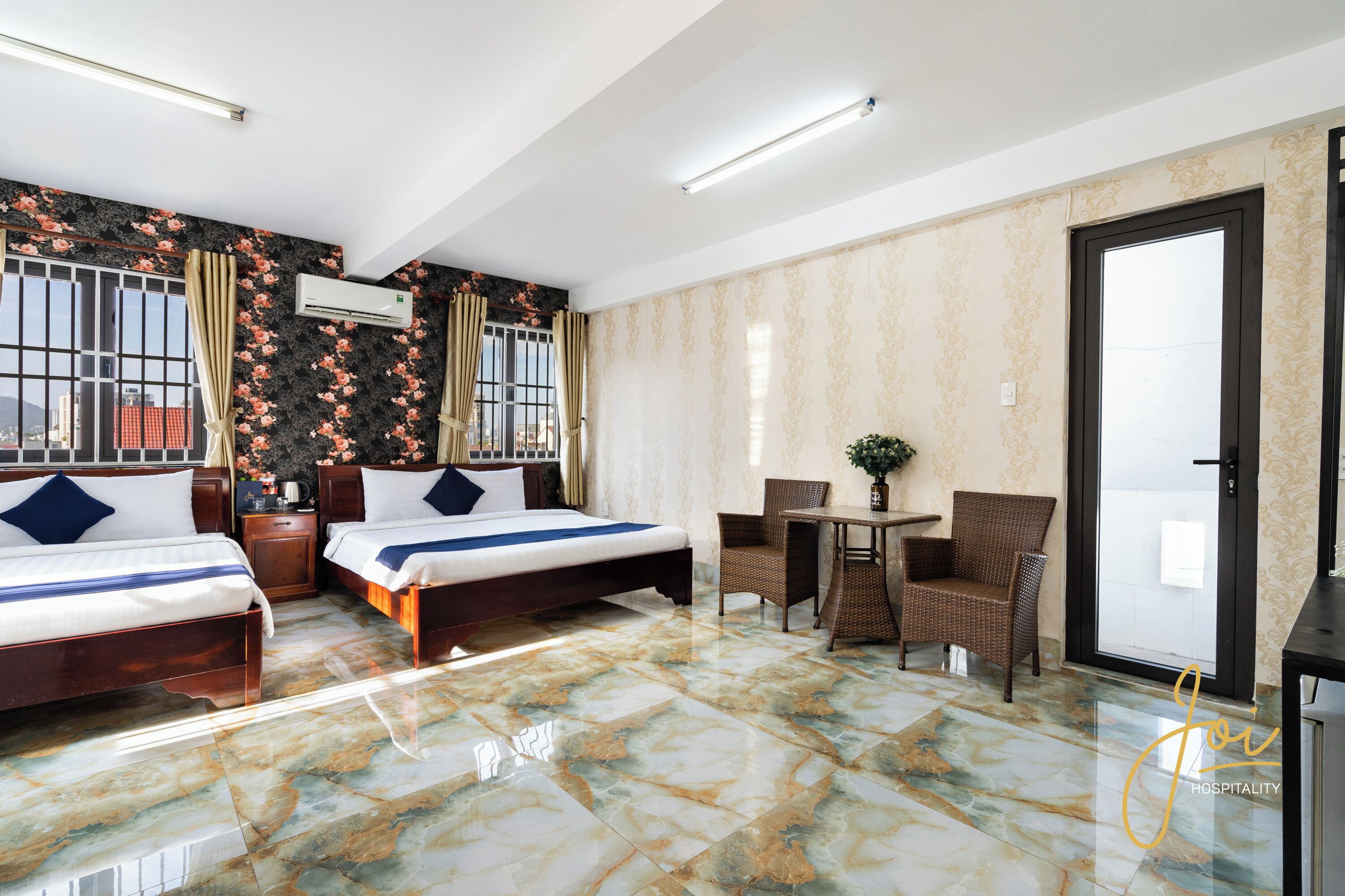 Habitación cuádruple familiar | Tabla de planchar con plancha, wifi gratis y ropa de cama 