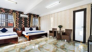 Habitación cuádruple familiar | Tabla de planchar con plancha, wifi gratis y ropa de cama