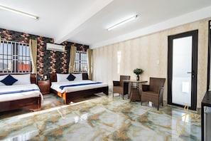 Habitación cuádruple familiar | Tabla de planchar con plancha, wifi gratis y ropa de cama 