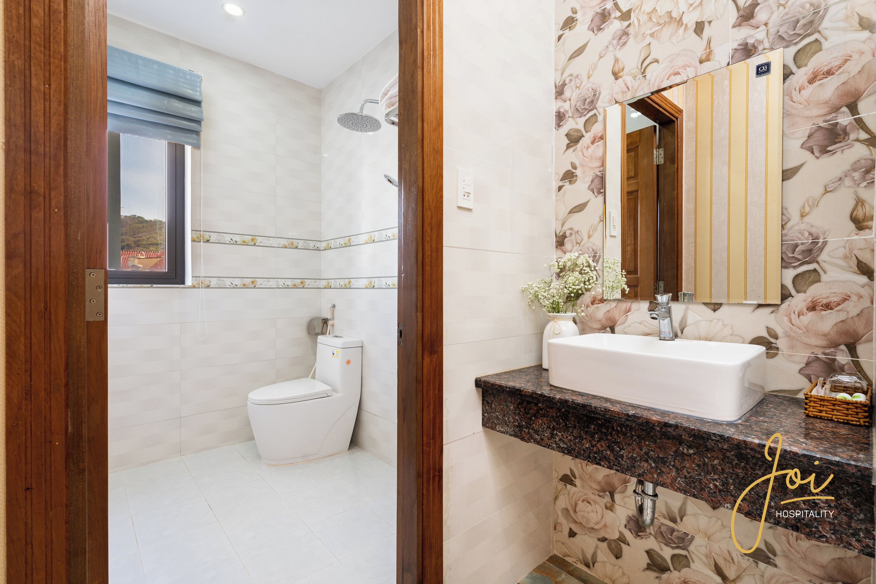 Un baño con inodoro, ducha y lavamanos.