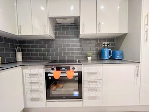 Fridge, microwave, oven, stovetop - Cozy Studio flat in Islington near Upper Street (London)