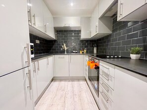 Fridge, microwave, oven, stovetop - Cozy Studio flat in Islington near Upper Street (London)