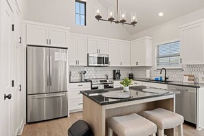 Réfrigérateur, four à micro-ondes, un four, surface de cuisson