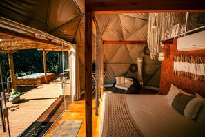 Esphera Água com Jacuzzi Externa com Hidromassagem | Premium bedding, individually decorated, individually furnished - Esphera Glamping - Gravataí - RS (Gravatai)