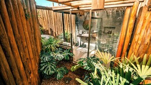 A wooden pergola structure with a glass enclosure, surrounded by lush tropical plants. - Esphera Glamping - Gravataí - RS (Gravatai)