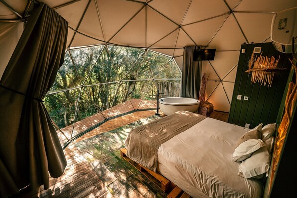 Esphera Gaia com Banheira de Imersão Interna | Premium bedding, individually decorated, individually furnished - Esphera Glamping - Gravataí - RS (Gravatai)