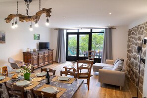 TV, books - La Grange D'elie et Rosa (LE PONT-DE-MONTVERT)