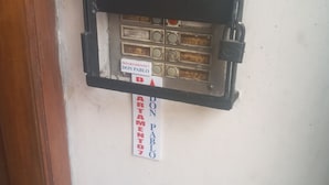 Un sistema de intercomunicación instalado en la pared, con varios botones y un letrero que indica 'Departamento 7 Don Pablo'.