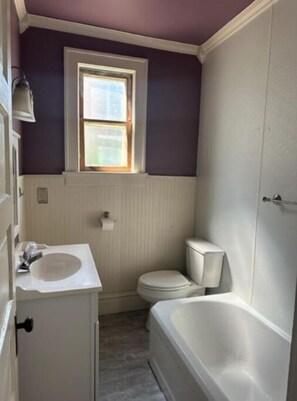 Douche, séchoir à cheveux, serviettes fournies, savon