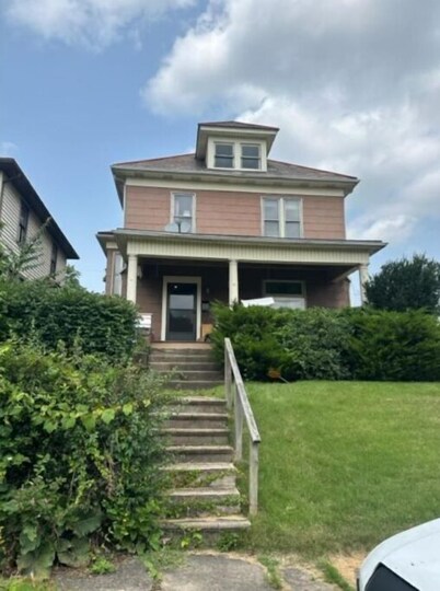 Cozy home away from home.  Located in Steubenville.