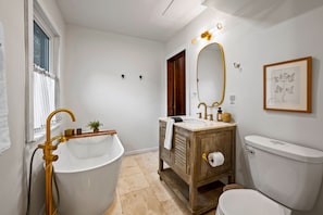 Douche, séchoir à cheveux, serviettes fournies, savon