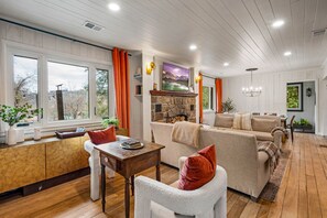 智能电视、壁炉、电子游戏、DVD 播放器