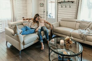 Smart TV, chimenea y libros 