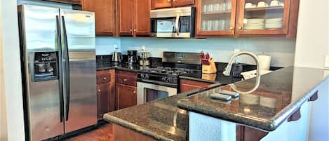 Kjøleskap, mikrobølgeovn, ovn og kokeplater