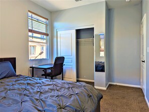 4 Schlafzimmer, Schreibtisch, Bügeleisen/Bügelbrett, kostenloses WLAN