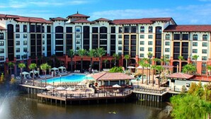 Ein Hotel mit Pool, Palmen und einer Anlegestelle.